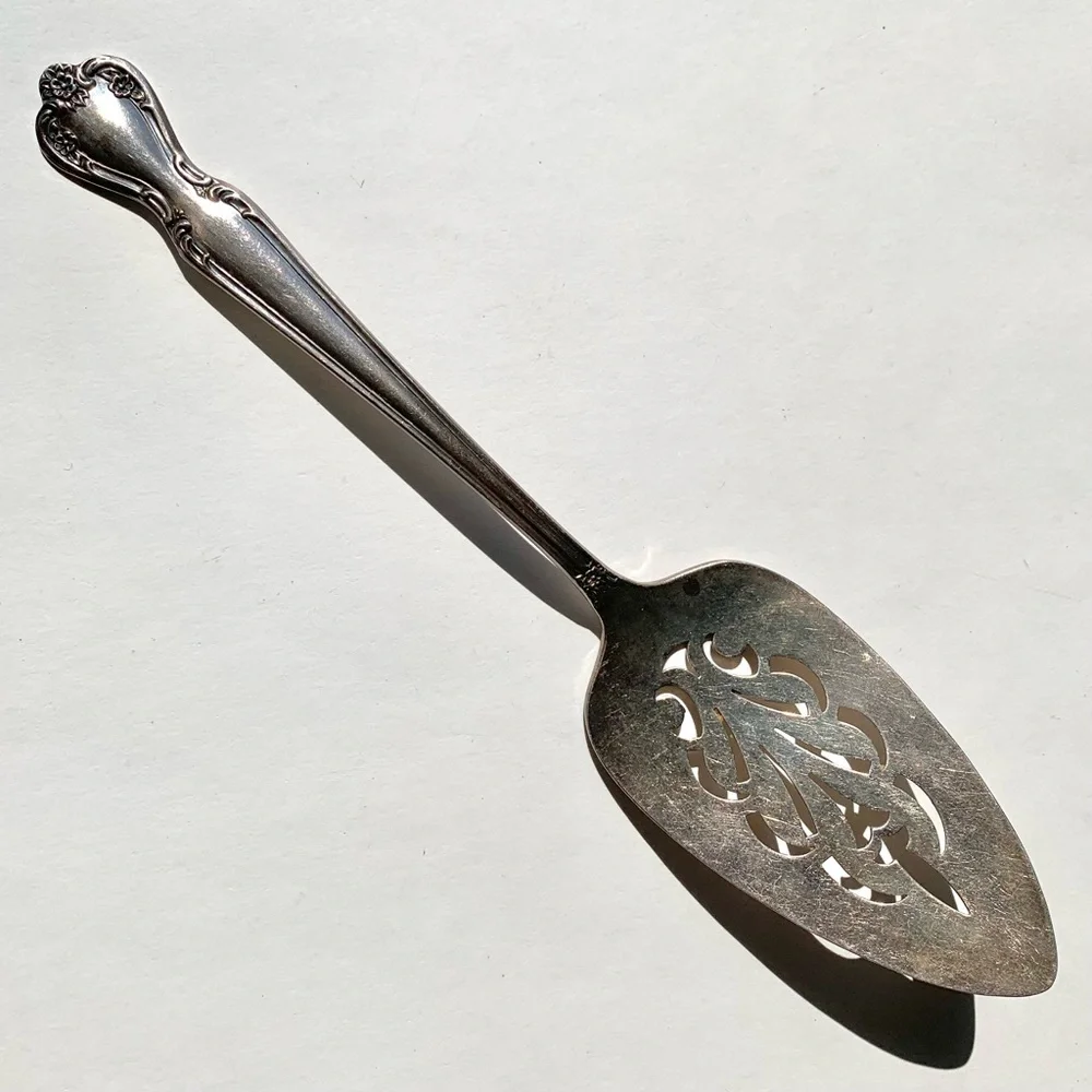 Rogers Bros Daybreak Elegant Lady Silverplate Cake Server International Silver